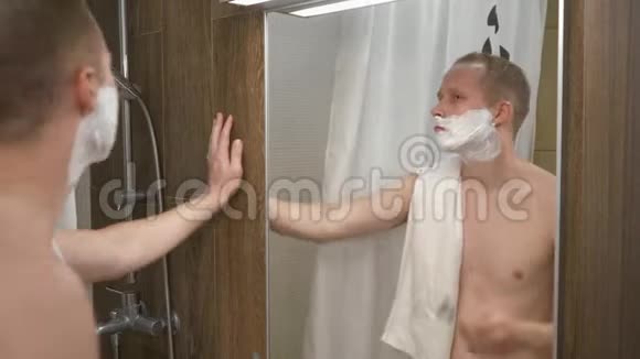 人刮脸帅哥在浴室刮胡子4k视频的预览图