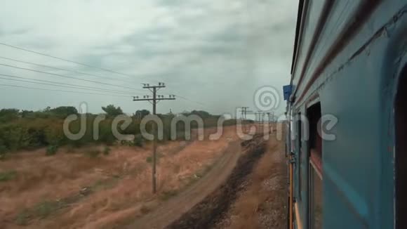 从经过的火车的窗口看视频的预览图