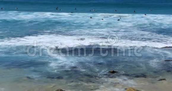 澳大利亚悉尼邦迪海滩冲浪4K视频的预览图