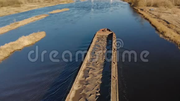 春天一艘空驳船在河面上拖船4K分辨率视频的预览图