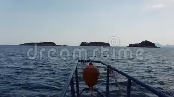 摩托艇在公海上靠近小岛或悬崖的惊人海景弓视频的预览图