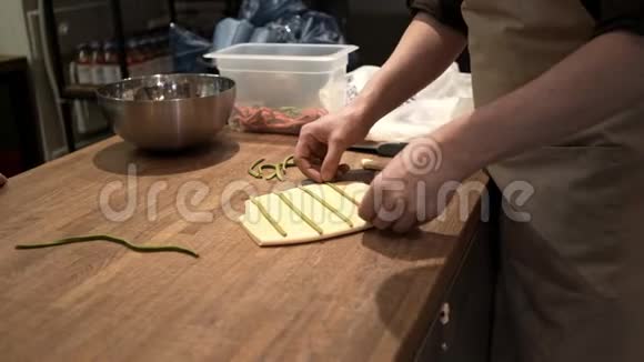 两位厨师在餐厅的白面团上涂上绿色面团视频的预览图