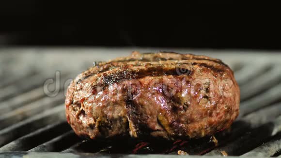 一个肥肥多汁的汉堡肉夹菜在烤架上准备好了热和烟视频的预览图