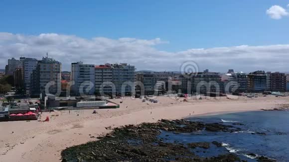 空中拍摄的波瓦德瓦齐姆海滩葡萄牙与海洋的权利视频的预览图