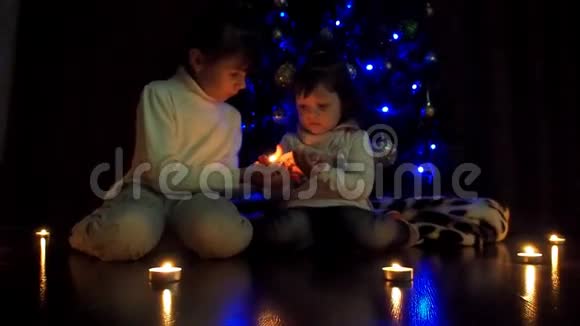 带着圣诞蜡烛的孩子视频的预览图