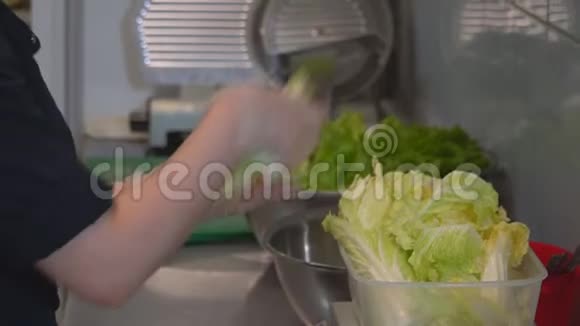 快关门女厨师准备卷心菜沙拉里的卷心菜餐厅厨房高清高清视频的预览图