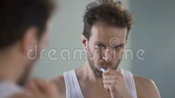 睡觉的人刷牙厌倦了日常生活早上上班宿醉视频的预览图