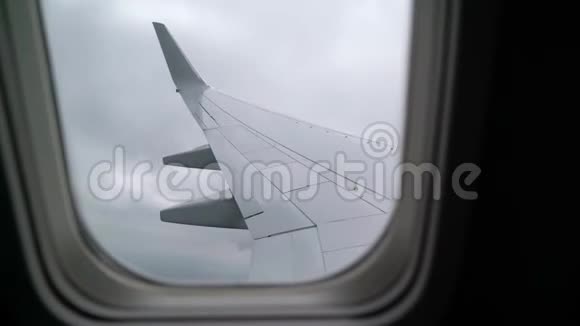 飞机起飞和飞行视频的预览图