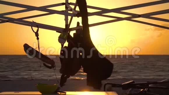 慢镜头拍摄在海的背景上展开衣服视频的预览图