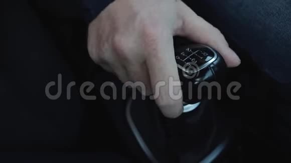 司机在车里切换手动变速器视频的预览图