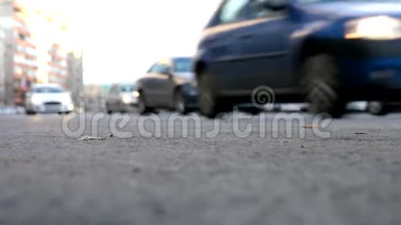 在大街上行驶的汽车被弄伤了视频的预览图