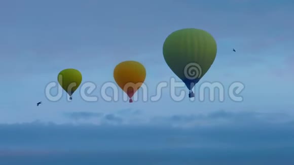 在晚霞中放飞气球视频的预览图