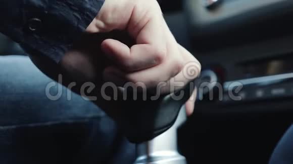 司机在车里切换手动变速器视频的预览图