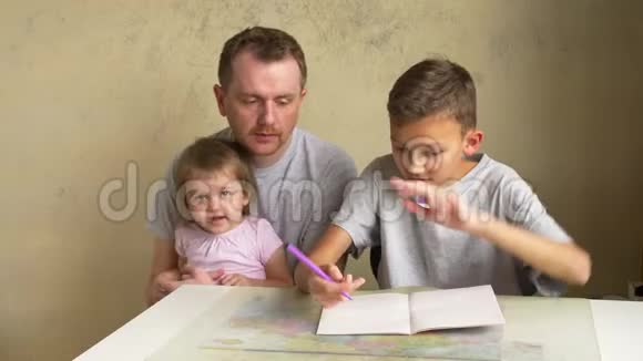 陪产假父亲和两个孩子在家家庭作业视频的预览图