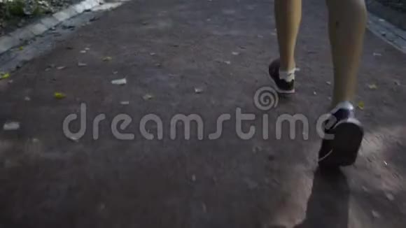 小女孩在公园慢跑的腿视频的预览图