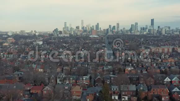 在晚秋空中拍摄了多伦多西区的一个居民区视频的预览图