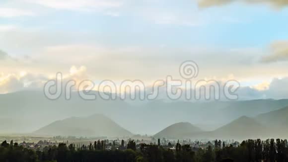 喜马拉雅山脉上的雾视频的预览图