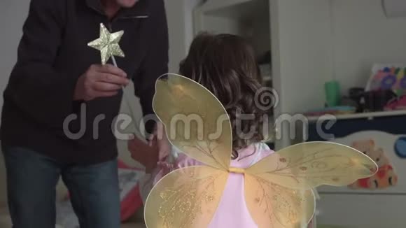 一个打扮成粉色仙女的孩子视频的预览图