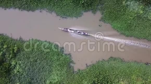 乘坐长尾木船穿越湿地的人的鸟瞰图视频的预览图