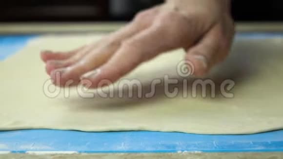 慢镜头面包手抚平面团视频的预览图