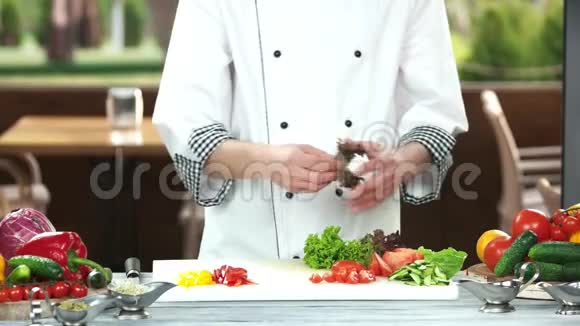 厨师撕生菜叶视频的预览图
