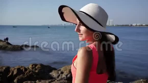 度假旅行女性放松享受令人惊叹的海景旅游目的地视频的预览图