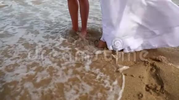 波浪覆盖着心爱的人的腿视频的预览图