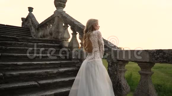 穿着婚纱的漂亮新娘婚纱沙龙广告视频的预览图