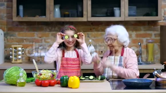 孙子和奶奶玩得开心视频的预览图