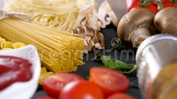 把意大利面旁边的新鲜蔬菜放大视频的预览图