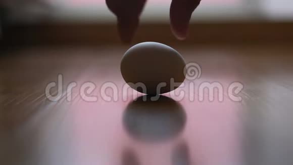 鸡蛋在瓷砖上旋转视频的预览图