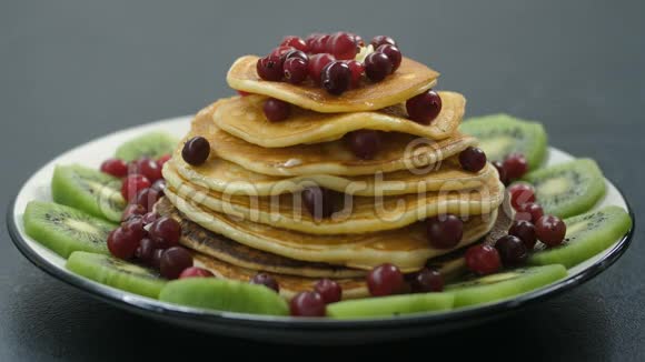 用浆果和糖粉装饰薄煎饼视频的预览图