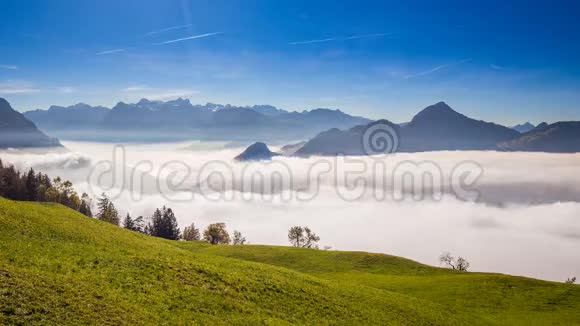 瑞士中部秋季来自萨特尔的格罗泽克莱纳神话卢塞恩湖和瑞士阿尔卑斯山周围有雾视频的预览图