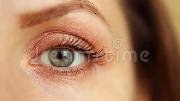 女人的绿眼睛视频的预览图