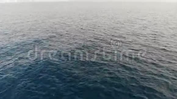照相机飞过大海飞向小岛架从海上上升到岛上远处的小岛视频的预览图
