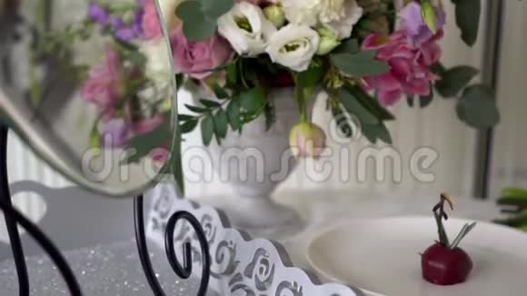 纸杯蛋糕周围是美丽的玫瑰视频的预览图