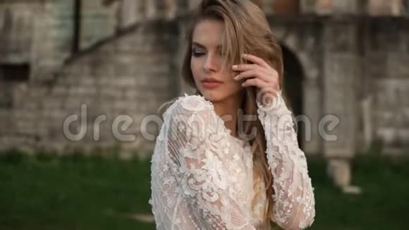 穿着婚纱的漂亮新娘婚纱沙龙广告视频的预览图