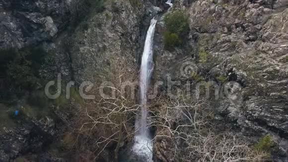 岩石中的惊人瀑布塞浦路斯自然地标的鸟瞰图视频的预览图