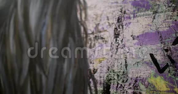 女艺术家在她的照片上签名艺术家在她的车间里用丙烯酸颜料在画布上画画琳达鲁克斯视频的预览图