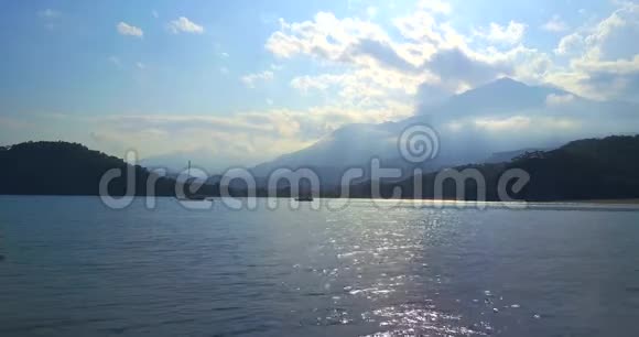 海中的小木墩土耳其塔塔里山景视频的预览图