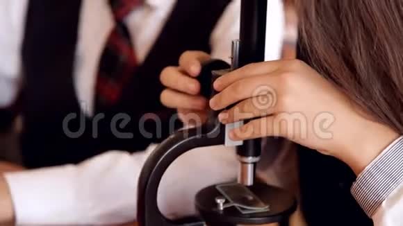 大学生穿校服工作显微镜坐在教室里学校教育的概念视频的预览图