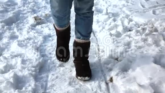 慢镜头女孩的脚在雪地里行走正面观点视频的预览图
