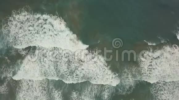 沙质海岸线长海浪和风暴海视频的预览图