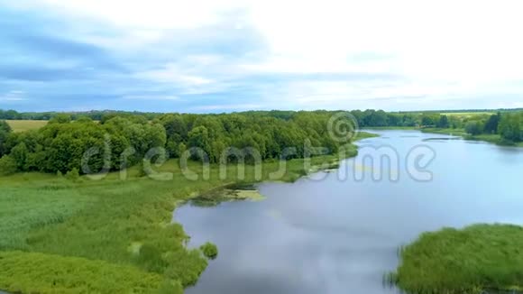 伟大美丽的湖泊空中拍摄视频的预览图
