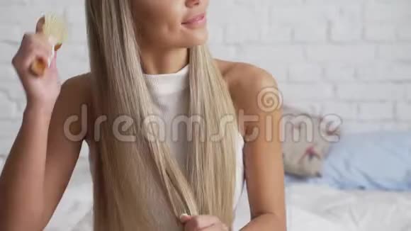 洗澡后女人在头发的两端显得很不自然视频的预览图