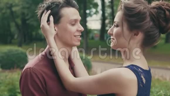 公园里美丽幸福的情侣的敏感户外画像视频的预览图