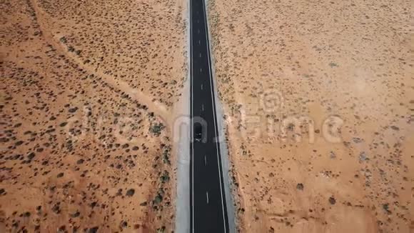 在美国沙漠中部沿高速公路行驶的空中景观具有美丽的自然景观图案视频的预览图
