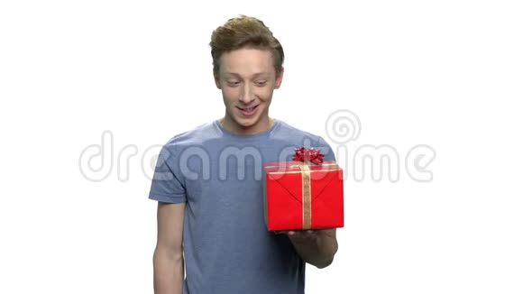 害羞的男孩送礼物盒视频的预览图