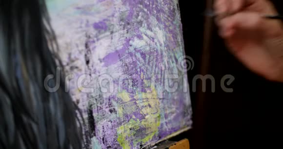 女艺术家在她的照片上签名艺术家在她的车间里用丙烯酸颜料在画布上画画琳达鲁克斯视频的预览图