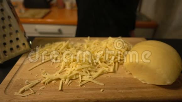奶酪落下缓缓飞舞视频的预览图